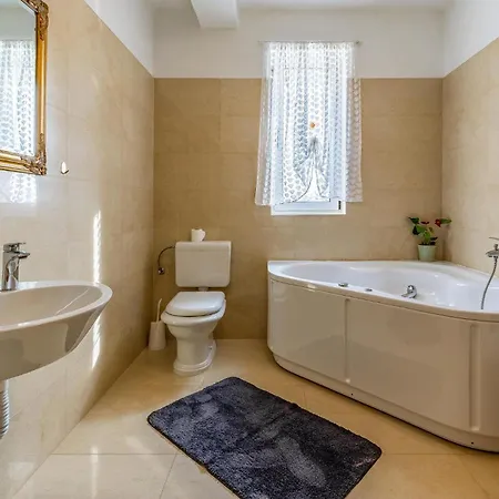 Holiday home Lovely In With Outdoor Swimming Pool