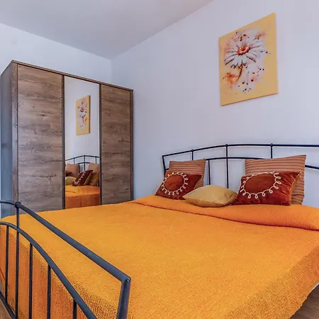 Holiday home Lovely In With Outdoor Swimming Pool Sisan