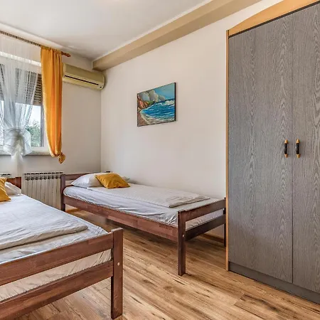 Holiday home Lovely In With Outdoor Swimming Pool Sisan