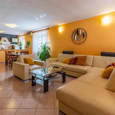 Holiday home Lovely In With Outdoor Swimming Pool Sisan