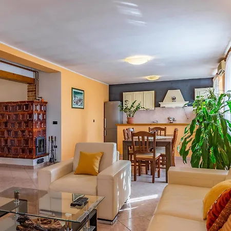 Holiday home Lovely In With Outdoor Swimming Pool Sisan