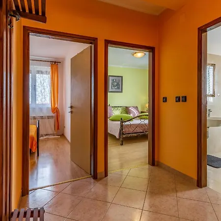 Holiday home Lovely In With Outdoor Swimming Pool Sisan